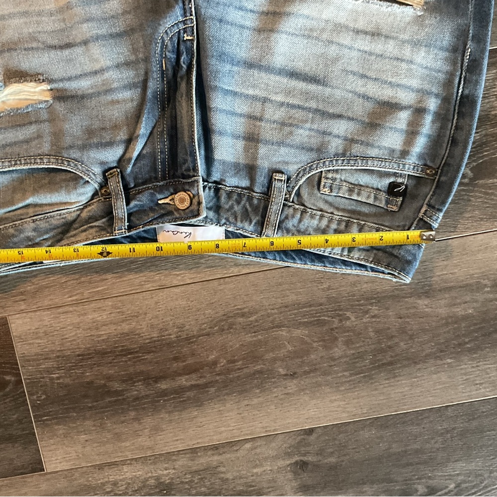 EUC- KanCan Distressed ankle straight jeans